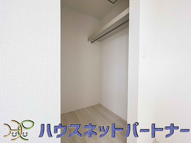 ウォークインクローゼットのメリットは、衣類の他、バッグやアクセサリーなど、身につけるものを一部屋に集めて管理できること。必要なときに見つけやすいですよ