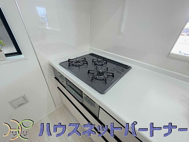 三口コンロで料理の幅を拡げてくれる使いやすいシステムキッチンを採用。洗い場も大きいので野菜や食器を洗ったりする際にも捗り、奥様の強い味方となってくれるはずです。