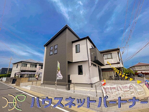 堂々たる趣ながら、主張し過ぎずどこか余裕を感じさせるシャープなフォルムで佇む邸宅は、晴天の空と照らし合わせる事で、本来あるべき完成形の姿を見せてくれます。