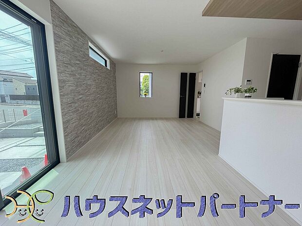 リビングは、食事スペースと寛げる場所設けてもまだ余裕の広さ。明るい光が照らしてくれます。