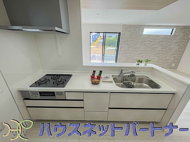 明るく開放的なオープンキッチン。家族とのコミュニケーションが取りやすく、みんなの笑顔が溢れます。