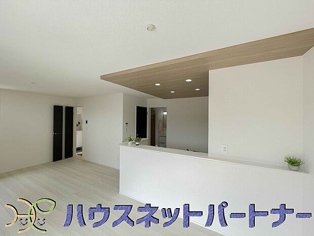 キッチンカウンターがあると配膳が楽なことがメリットの一つ。後片付けをするときも、ダイニングテーブルからあまり動かずに流し台へ運ぶことができるので便利です♪