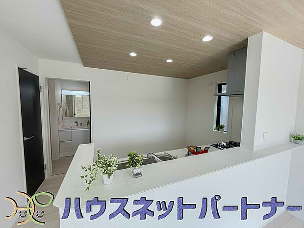 お料理できたらカウンターから手渡しができます。家族で会話をしながらお料理を楽しく。