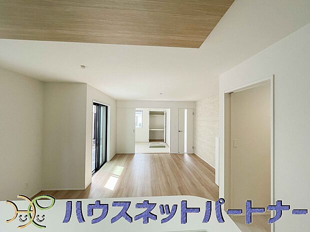 リビングは、食事スペースと寛げる場所設けてもまだ余裕の広さ。明るい光が照らしてくれます。