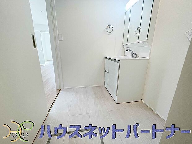 広い脱衣所、洗面台も大きなサイズを設置。建売では見ない広さと解放感。