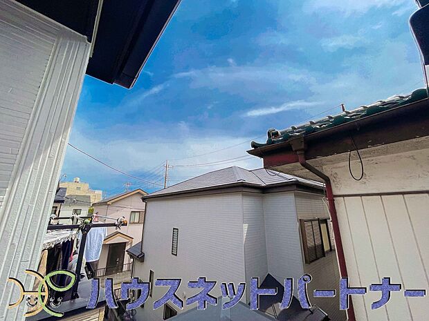 周辺は高い建物が無く、解放感が感じられます。