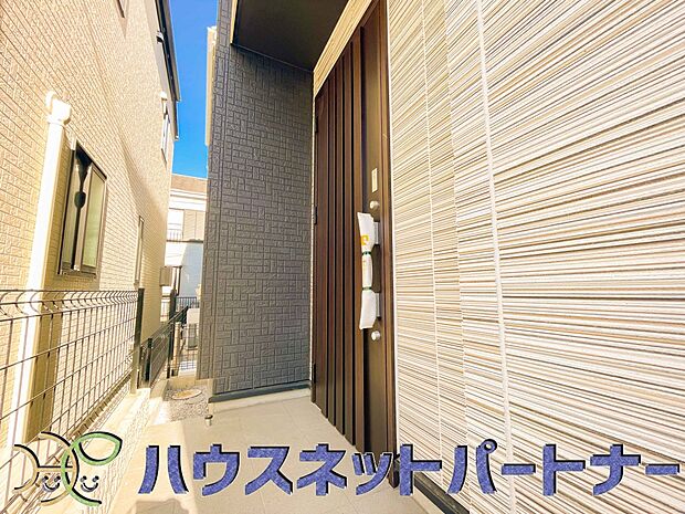 玄関の扉を開けると家族の待つお家。幸せを感じる瞬間です。