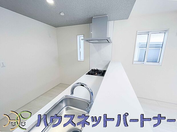 人工大理石のワークトップやシンクは、水を流しただけできれいになったように見えます。白いキッチンは明るく清潔感があり、とっても素敵です。