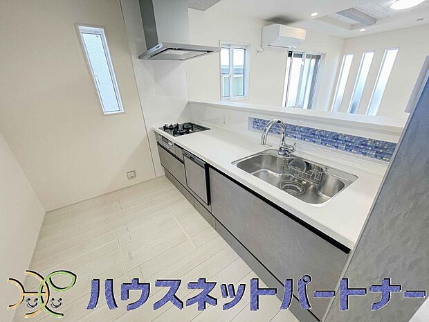 ビルトイン食器洗乾燥機完備。家事のお手伝いをしてくれる奥様の味方です。食器を洗っている間にお掃除など、様々なシーンで家事の時短に役立つ食洗機。省スペースのビルトインタイプを採用致しました。