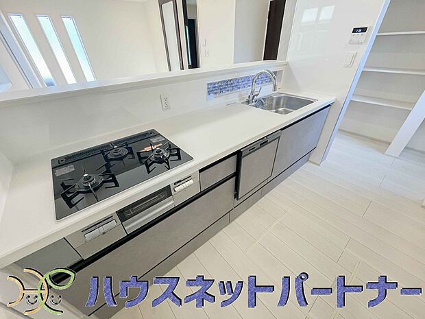 三口コンロで料理の幅を拡げてくれる使いやすいシステムキッチンを採用。洗い場も大きいので野菜や食器を洗ったりする際にも捗り、奥様の強い味方となってくれるはずです。