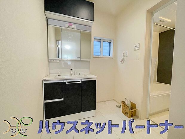 大きく見やすい三面鏡で清潔感ある洗面台は、身だしなみチェックや肌のお手入れに最適です。何かと物が増える場所だからこそ、スッキリと見映えの良い空間に拵えました。