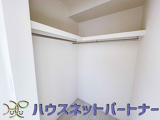 たくさんの洋服をかけてもシワになりにくいウォークインクローゼット。洋服以外にも、普段使わない家電やスーツケース、ストック品など何でも片付く嬉しい空間です。