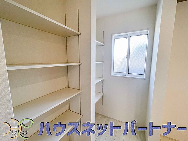 物の高さや大きさにより自由に高さを調整できる可動棚。入れたいものに合わせてアレンジできるので収納場所が自然と定まり、整理整頓も楽々行えます。