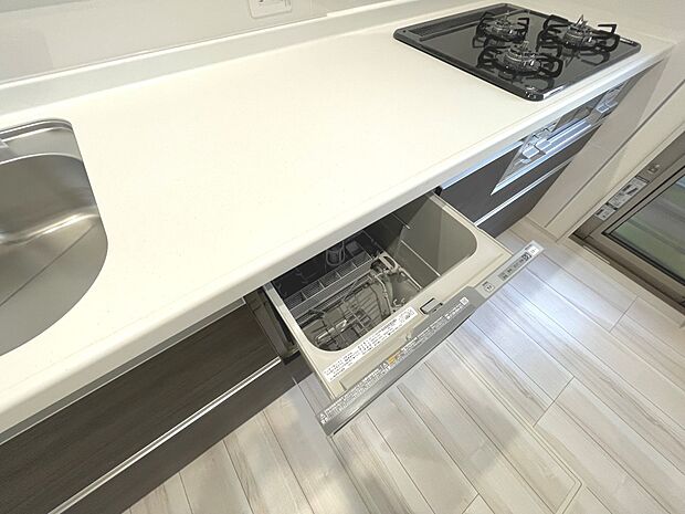 人工大理石トップを纏った最新設備搭載のシステムキッチン。収納数も多いので、常に纏まりある空間に。DKを見守りながらお料理も出来るので、お子様がいても安心です。