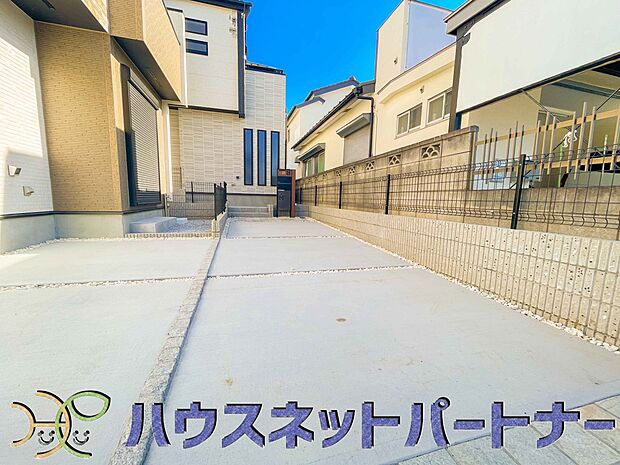 戸建ての購入を検討することになったきっかけに「駐車場を持てること」を挙げる方が多くいらっしゃいます。駐車場代金を支払続ける必要がないことは、駐車場付き戸建を持つ最大のメリットです。