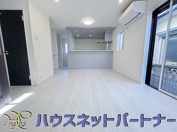 お料理できたらカウンターから手渡しができます。家族で会話をしながらお料理を楽しく。