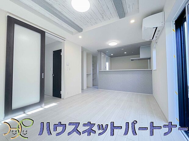 リビングは、食事スペースと寛げる場所設けてもまだ余裕の広さ。明るい光が照らしてくれます。