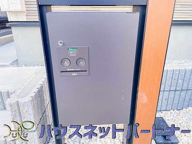宅配ボックス。好きな時間にいつでも荷物を受取れるため、到着時間を気にして自宅で待機したり、再配達の連絡をする手間がかかりません。共働きなど不在が多い方、ネット通販の利用が多い方に大変便利。