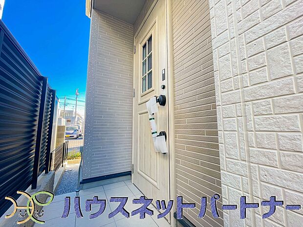 玄関の扉を開けると家族の待つお家。幸せを感じる瞬間です。