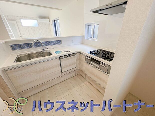 三口コンロで料理の幅を拡げてくれる使いやすいシステムキッチンを採用。洗い場も大きいので野菜や食器を洗ったりする際にも捗り、奥様の強い味方となってくれるはずです。