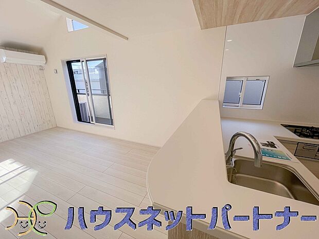 キッチン吊戸棚を無くす事によって、コミュニケーションを重視した設計に致しました。区画によって変わる一体感を、実際にご覧になって頂けましたらと思います。