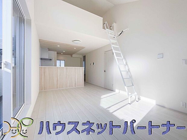 リビングは、食事スペースと寛げる場所設けてもまだ余裕の広さ。明るい光が照らしてくれます。