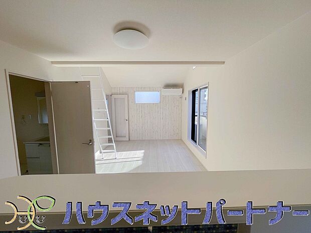 リビングにいるお子様と会話をしながら家事ができるカウンターキッチン。いま手があいているか、忙しそうなのか相手の様子を伺いながらコミュニケーションをとる訓練にもなります。