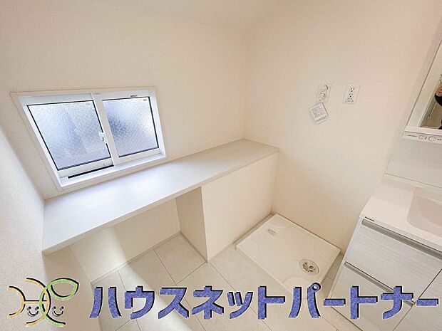 毎日使う洗濯機。しっかりと奥行きのある置き場が確保されています。