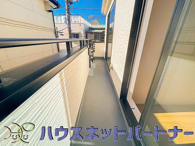 青い空が近くに感じるバルコニーは、爽やかな風をお部屋へ運んでくれます。