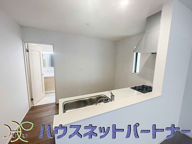 キッチンカウンターがあると配膳が楽なことがメリットの一つ。後片付けをするときも、ダイニングテーブルからあまり動かずに流し台へ運ぶことができるので便利です♪