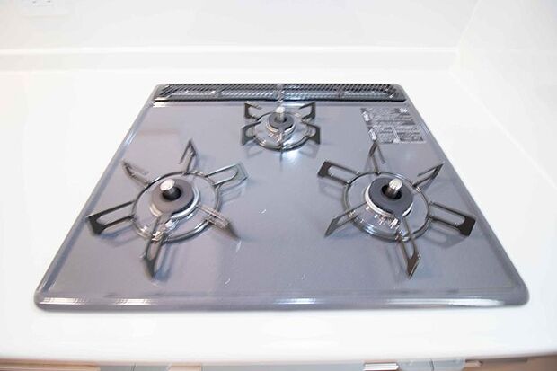 三口コンロで料理の幅を拡げてくれる使いやすいシステムキッチンを採用。洗い場も大きいので野菜や食器を洗ったりする際にも捗り、奥様の強い味方となってくれるはずです。