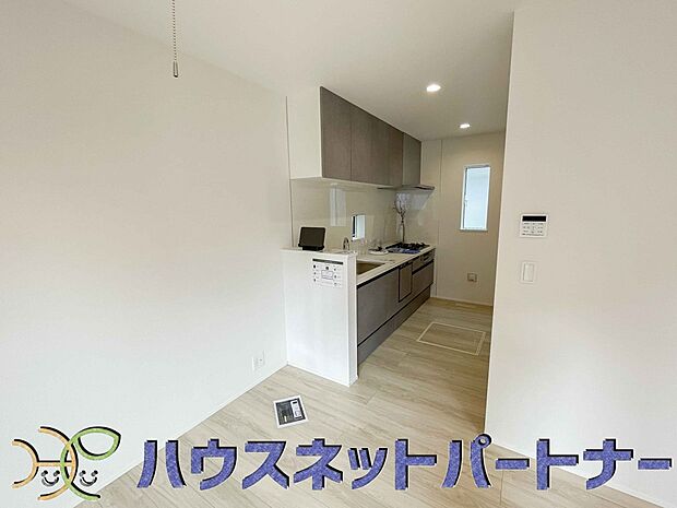 明るい自然光が入る作業スペースを多くとった壁付けキッチン採用。夫婦揃ってキッチンに立っても調理がしやすく、家事をしながら会話も弾みます。食器類もすっきりと片付く収納力。