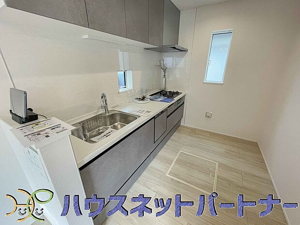 ビルトイン食器洗乾燥機完備。家事のお手伝いをしてくれる奥様の味方です。食器を洗っている間にお掃除など、様々なシーンで家事の時短に役立つ食洗機。省スペースのビルトインタイプを採用致しました。