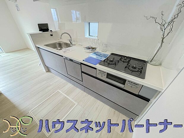 三口コンロで料理の幅を拡げてくれる使いやすいシステムキッチンを採用。洗い場も大きいので野菜や食器を洗ったりする際にも捗り、奥様の強い味方となってくれるはずです。