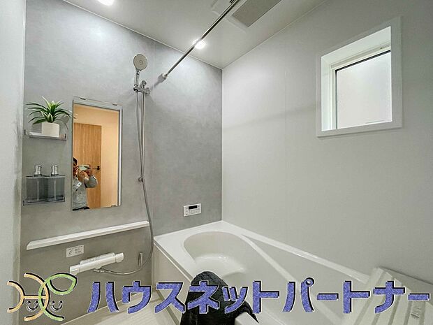 明るい作りの浴室は心も体もリフレッシュさせてくれます。窓もあるので湿気を外へ逃がすことも出来ます。
