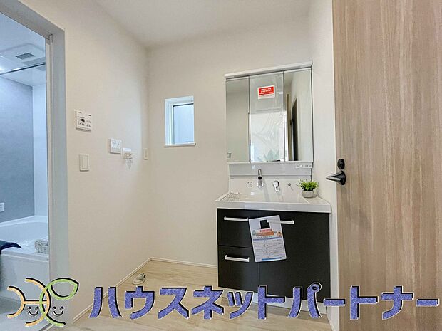 明るい清潔感のある洗面所は、鏡も大きくシンクが広々。朝の支度も楽にこなせます。