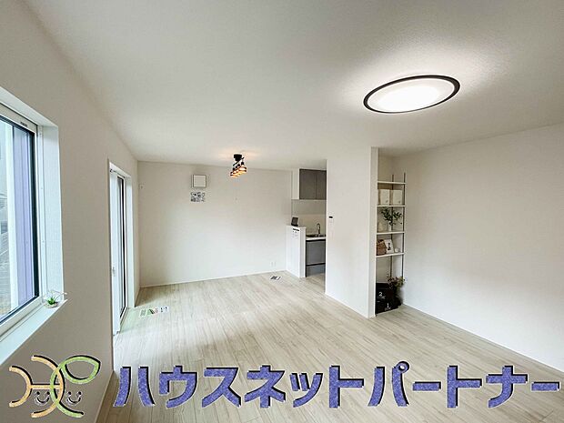 リビングは、食事スペースと寛げる場所設けてもまだ余裕の広さ。明るい光が照らしてくれます。