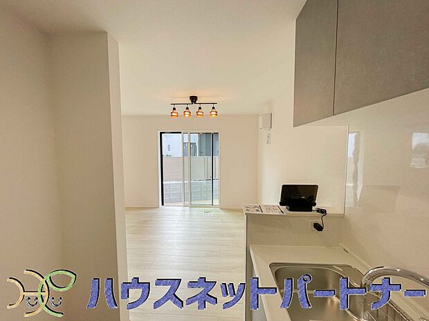 人工大理石のワークトップやシンクは、水を流しただけできれいになったように見えます。白いキッチンは明るく清潔感があり、とっても素敵です。