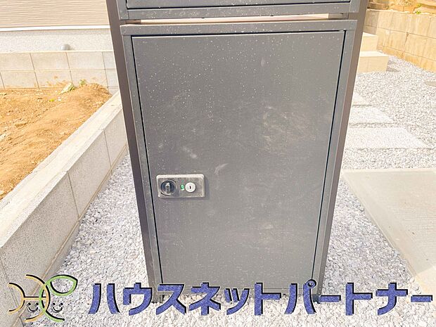 宅配ボックス。好きな時間にいつでも荷物を受取れるため、到着時間を気にして自宅で待機したり、再配達の連絡をする手間がかかりません。共働きなど不在が多い方、ネット通販の利用が多い方に大変便利。