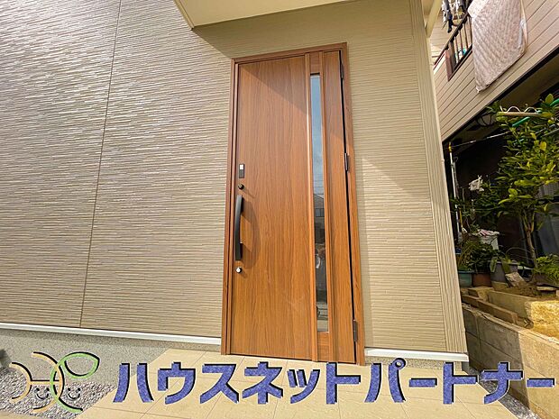 玄関の扉を開けるとそこは家族の待つお家。笑い声が聞こえてきそう。