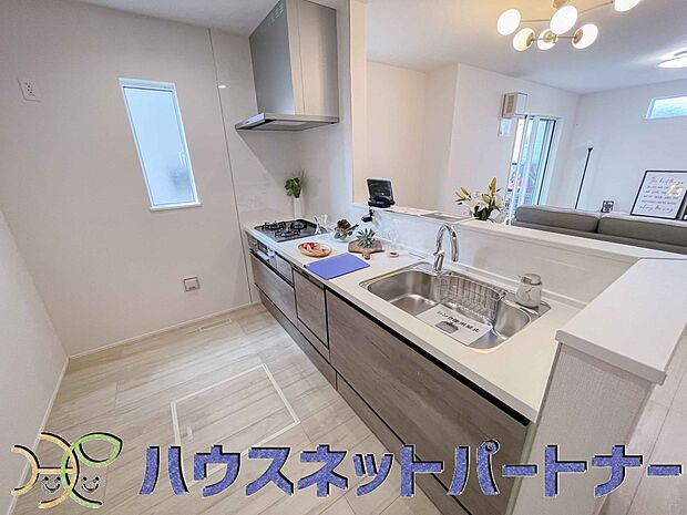 人工大理石のワークトップやシンクは、水を流しただけできれいになったように見えます。白いキッチンは明るく清潔感があり、とっても素敵です。