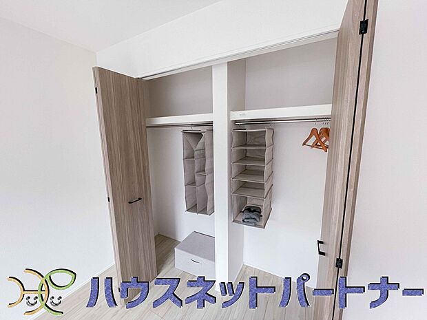 壁面クローゼットのメリットは、衣類が横一列に並ぶためひと目で洋服が選びやすいこと。衣類をたくさんお持ちの方も、限られたスペース内に無理なく収納することができます。