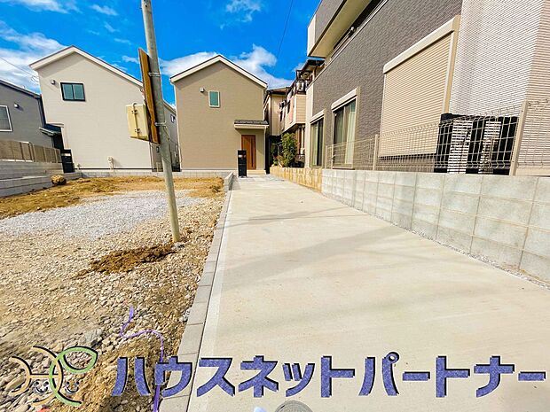 駐車場がある戸建を持つ最大のメリットは、駐車場代金を支払い続ける必要がないことです。賃貸住宅に住んでいる方が、戸建の購入を考えるきっかけに挙げることが多いようです。