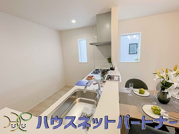 明るく開放的なオープンキッチン。家族とのコミュニケーションが取りやすく、みんなの笑顔が溢れます。