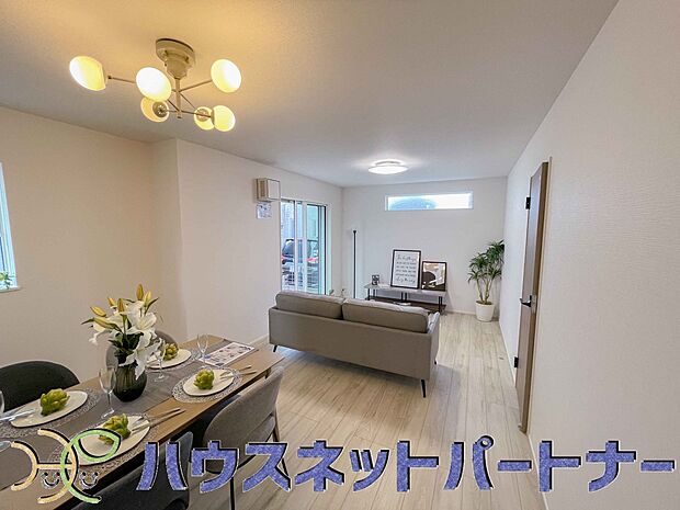リビングは、食事スペースと寛げる場所設けてもまだ余裕の広さ。明るい光が照らしてくれます。