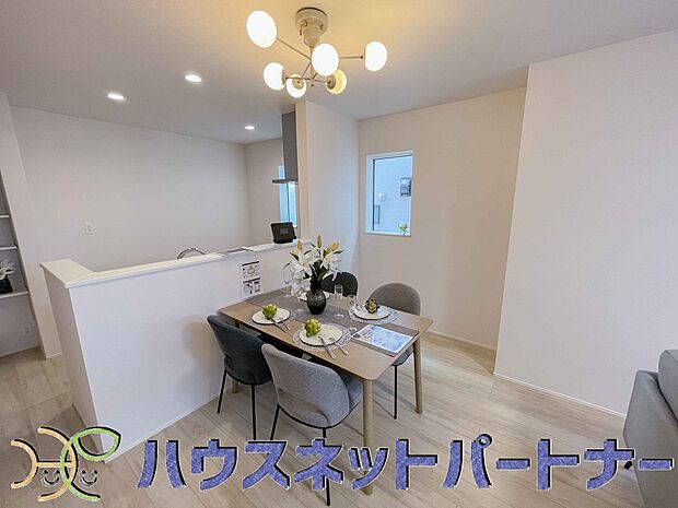 忙しい朝でも家族揃って食事をして頂ける、ゆとりある大きさのダイニングスペース。奥様の手料理を受けとって頂き、テーブルで囲む素敵な時間を存分にお愉しみ下さい。
