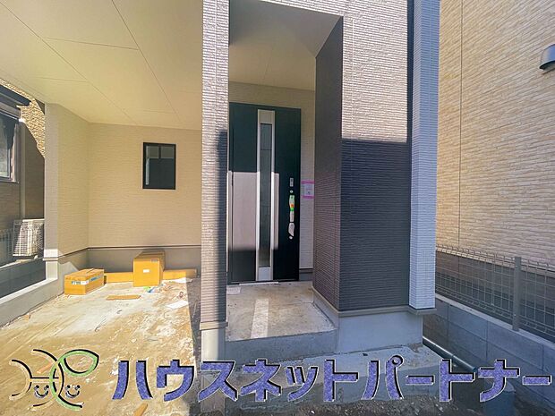 玄関の扉を開けるとそこは家族の待つお家。笑い声が聞こえてきそう。