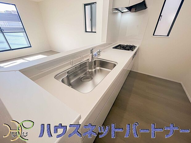 人工大理石のワークトップやシンクは、水を流しただけできれいになったように見えます。白いキッチンは明るく清潔感があり、とっても素敵です。