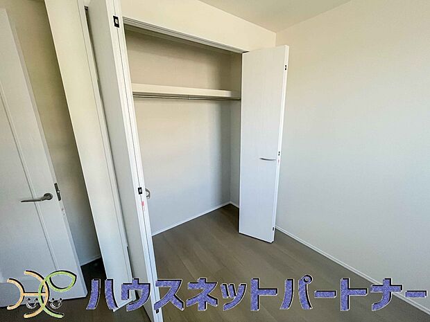 壁面クローゼットのメリットは、衣類が横一列に並ぶためひと目で洋服が選びやすいこと。衣類をたくさんお持ちの方も、限られたスペース内に無理なく収納することができます。