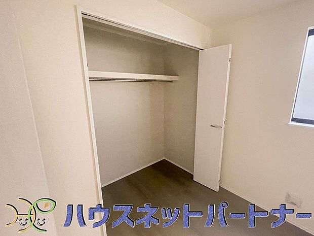 多くの人がお困りの住まいの収納。壁面クローゼットがあればタンスを置く必要がなく、出っ張りのないスッキリ空間を維持できます。限られたスペースを有効に活用できそう。